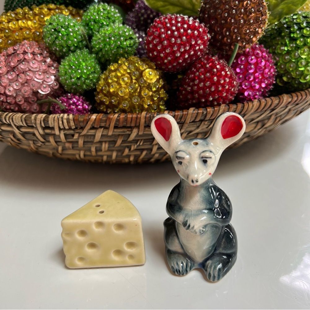Quirky Mouse and Swiss Cheese Salt and Pepper Shakers Set - Picture 2 of 11